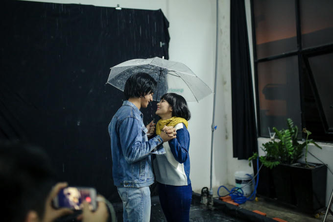 Tr&oacute;t vụt mất nụ h&ocirc;n trong phim, Ho&agrave;ng Yến Chibi quyết h&ocirc;n bằng được Tiến Vũ ngo&agrave;i đời