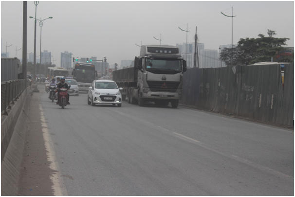 Nhiều người d&acirc;n sống ở khu vực n&agrave;y cho biết, việc &ocirc; nhiễm kh&oacute;i bụi ng&agrave;y n&agrave;o cũng xảy ra nhưng nghi&ecirc;m trọng nhất l&agrave; v&agrave;o những h&ocirc;m trời nắng. Đặc biệt trong khung giờ &ocirc;t&ocirc; tải được v&agrave;o Th&agrave;nh phố.