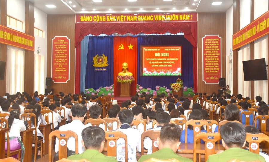 Các đại biểu tham dự Hội nghị tuyên truyền pháp luật.