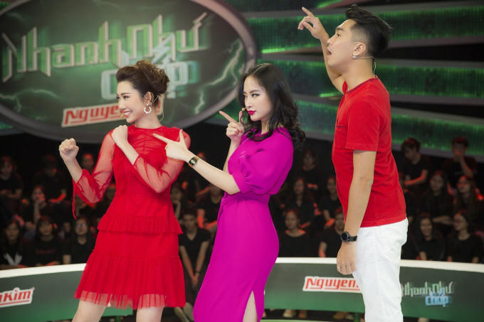 Th&uacute;y Ng&acirc;n, Angela Phương Trinh đ&ugrave;a giỡn nhắng nh&iacute;t khi đi quay gameshow