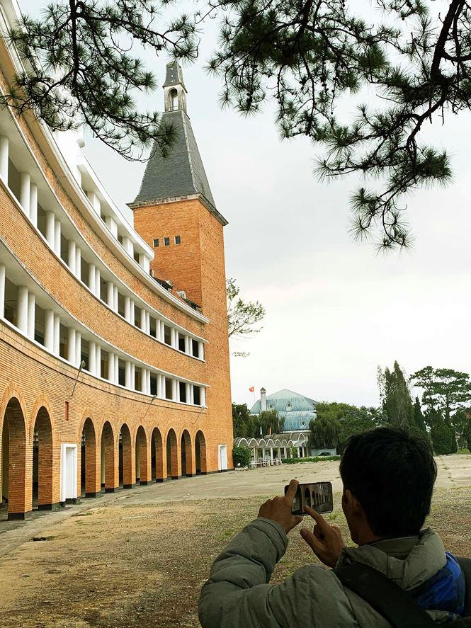 Nhiều người thích tham quan, chụp ảnh ngôi trường này