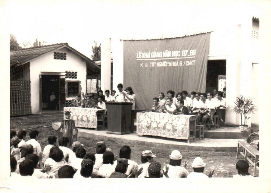 Năm 1988, UBND tỉnh ban hành Quyết định số 205/QĐ-UB về việc đổi tên Trường Công nhân Kỹ thuật tỉnh Kiên Giang với tên gọi mới là Trường Công nhân Kỹ thuật Cơ điện.