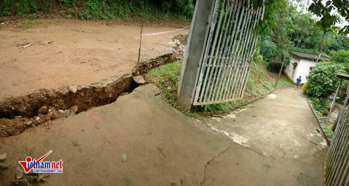 Th&ecirc;m nhiều nh&agrave; nứt to&aacute;c, chực sập xuống s&ocirc;ng Đ&agrave;