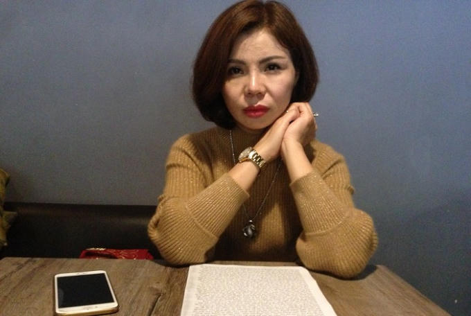 Chị Huyền mệt mỏi kể lại câu chuyện của đời mình.