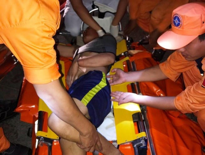 Thuyền viên Nguyễn Văn Vương được cấp cứu kịp thời.