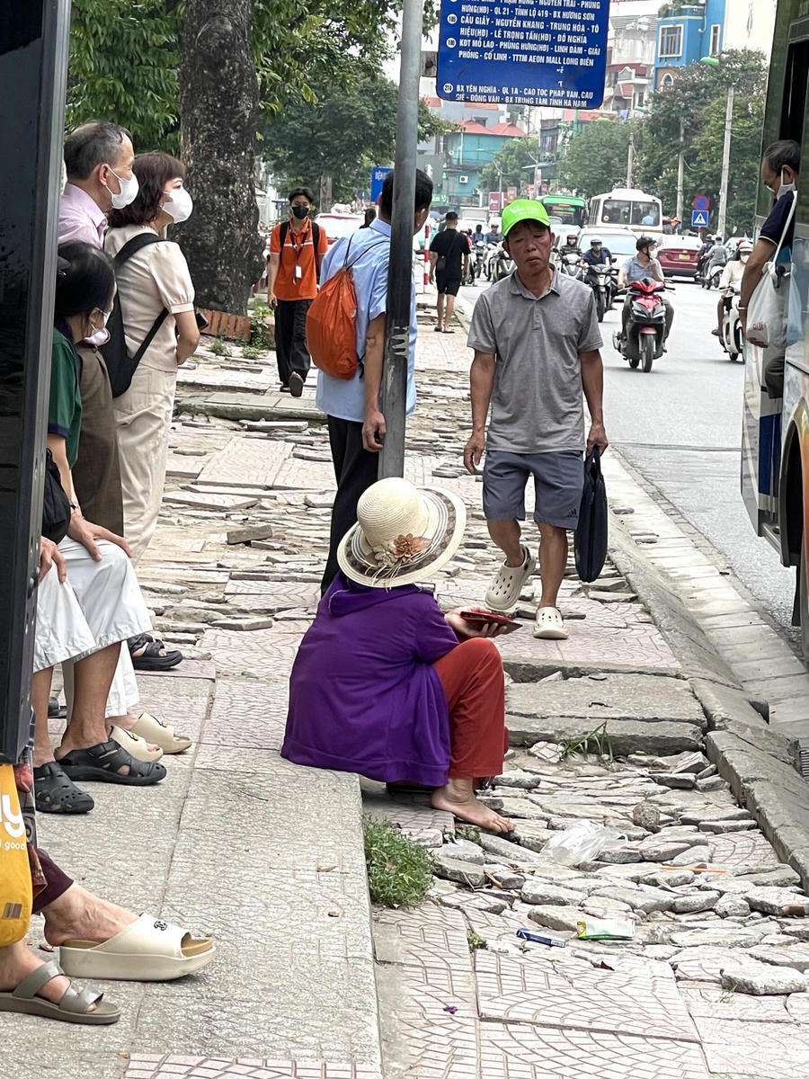 Đoạn vỉa hè bong tróc cũng là đoạn có điểm chờ xe buýt, tiềm ẩn nguy cơ tai nạn giao thông cho người chờ đón xe