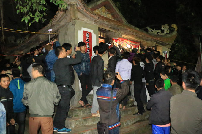 Khoảng 23h55, hàng trăm thanh niên đã tiến dần vào miếu nhưng đã bị lực lượng an ninh ngăn cản vì quy định không cho vào miếu Trò trong thời khắc linh thiêng.