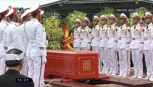 Chủ tịch nước Tr&acirc;̀n Đại Quang đã v&ecirc;̀ với đ&acirc;́t mẹ