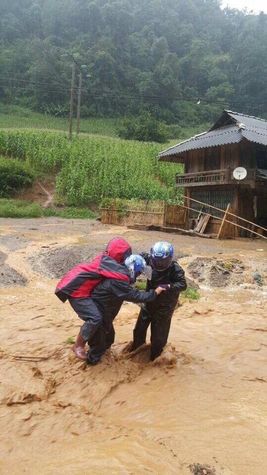 Các cô giáo mầm non Chiềng Khừa phải cõng nhau qua con suối chảy xiết tới trường.