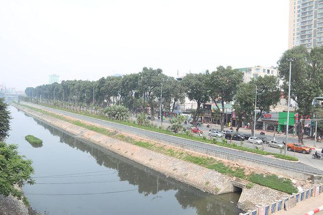 Tuyến đường được hình thành trên cơ sở mặt đường Láng, đơn vị thi công đã tiến hành xén vỉa hè bên phải  giáp bờ sông Tô Lịch, mặt đường được xác định rộng khoảng 3,5m, ở giữa có dải phân cách với đường Láng cũ.