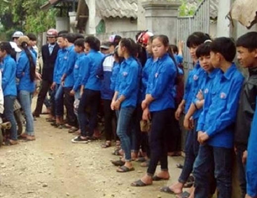 Nhiều học sinh cùng lớp N. và người dân đến chia buồn cùng gia đình. (Ảnh Huy Thư).