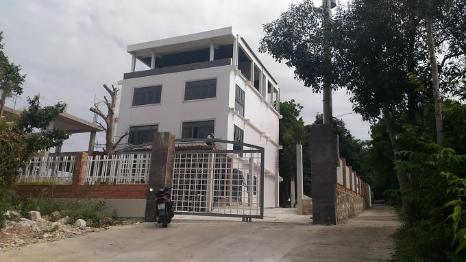 Một công trình lớn nhiều tầng đang được xây dựng giữa núi thuộc khu phố 7.