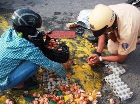 Dùng tay không bốc trứng vỡ.(Nguồn: Facebook).