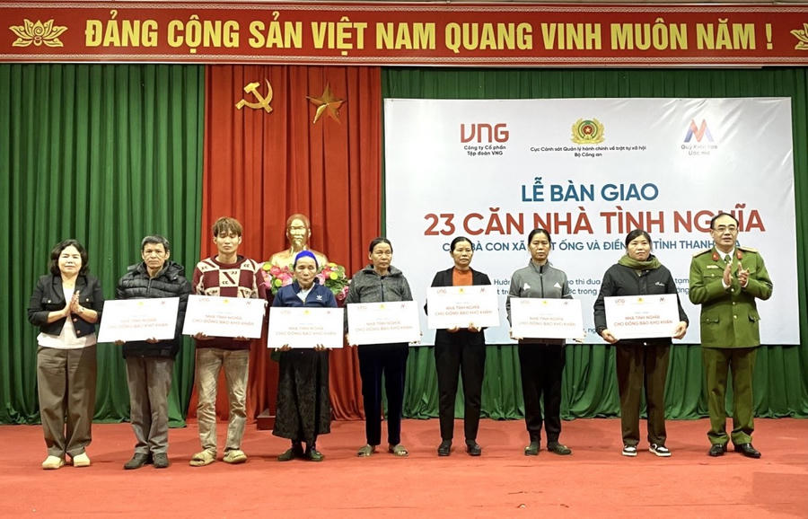 Đại tá Trần Hồng Phú, Phó Cục trưởng Cục Cảnh sát QLHC về TTXH và Bà Trương Cẩm Thanh, Chủ tịch Quỹ Kiến tạo ước mơ, Phó Tổng Giám đốc Công ty Cổ phần Công nghệ Tập đoàn VNG trao nhà tình nghĩa cho các hộ dân thuộc xã Thiết Ống.