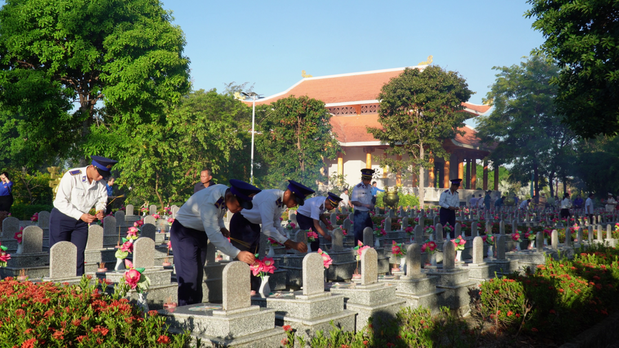 Cán bộ, chiến sĩ BTL Vùng Cảnh sát Biển 4 Viếng nghĩa trang liệt sĩ huyện Năm Căn.