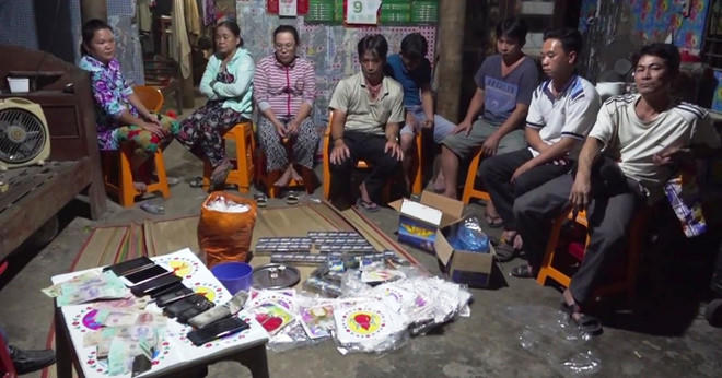 Các con bạc và tang vật tại thời điểm bị bắt.