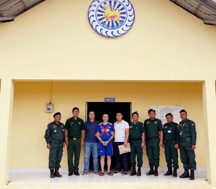 Đối tượng Lê Minh Dũng (X) bị bắt khi đang lẩn trốn tại Campuchia - Ảnh Công an Nghệ An.