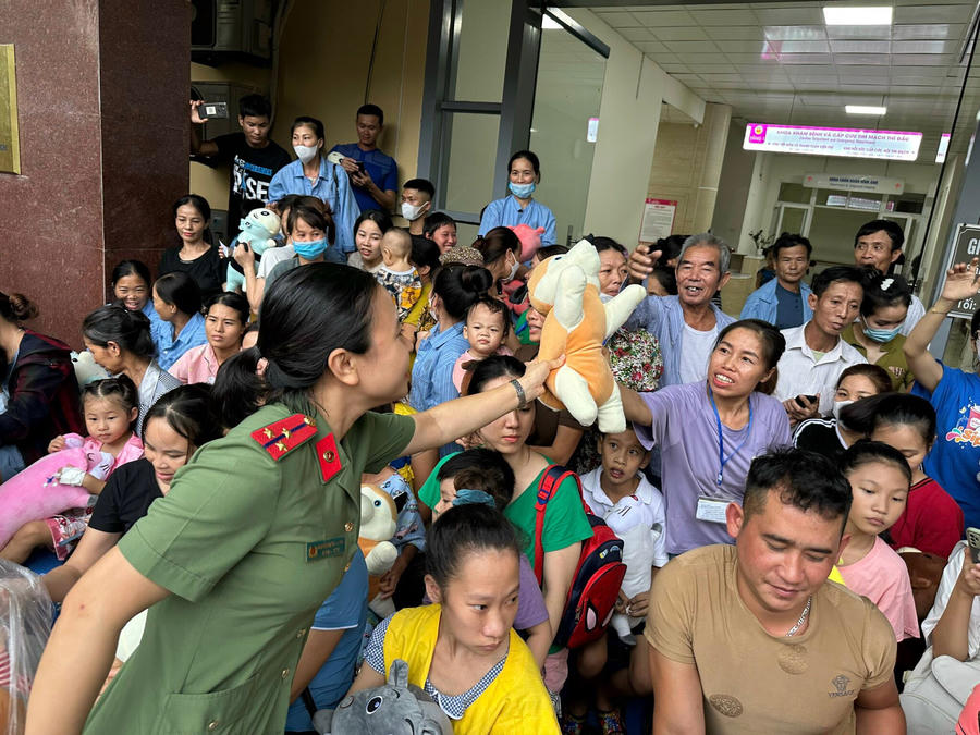 Công an quận Tây Hồ phối hợp với Câu lạc bộ Cháo Hà Nội tổ chức chương trình “Vui hội Trăng rằm năm 2023” đưa Tết Trung thu đến sớm với 350 bệnh nhân nhi đang điều trị tại Bệnh viện E, Hà Nội.