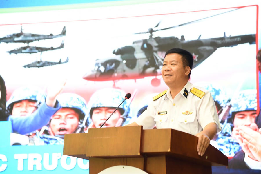 Đại tá Tăng Ngọc Thạch - Phó Chủ nhiệm Chính trị Vùng 5 Hải quân truyền đạt nội dung