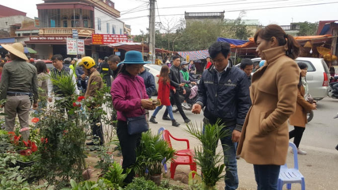 Phong ph&uacute; h&agrave;ng h&oacute;a tại phi&ecirc;n chợ &ldquo;mua may, b&aacute;n rủi&rdquo;