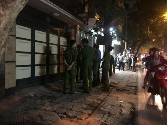 Lực lượng công an có mặt trước cửa nhà nguyên Phó Tổng cục Tình báo Phan Hữu Tuấn.