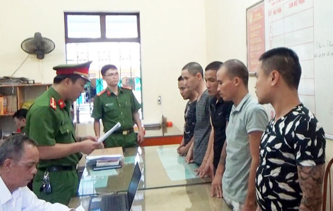 Công an huyện Bắc Quang đọc lệnh khởi tố, bắt giam 5 bị can. (Ảnh: báo Công an nhân dân)