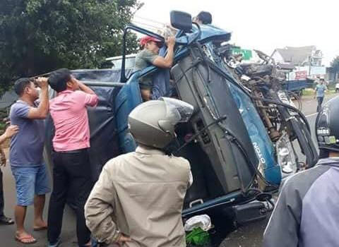 Người dân cạy cửa đưa tài xế ra ngoài.