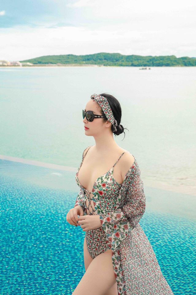 Giáng My diện áo tắm xẻ ngực sâu, gợi cảm hút hồn ở tuổi U50 - ảnh 1