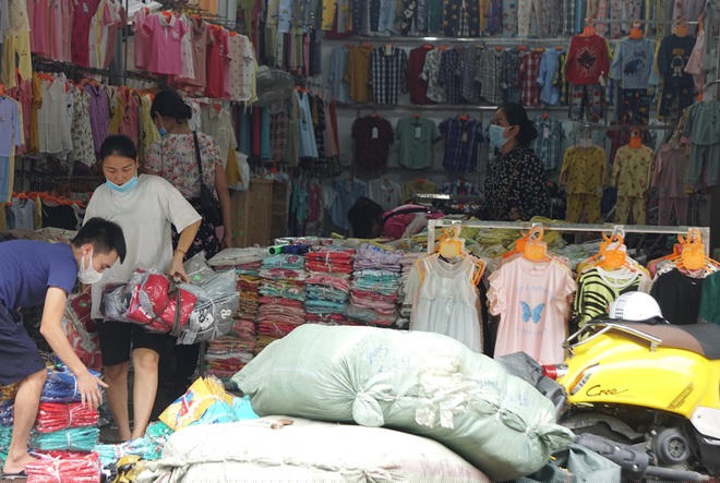 Cửa hàng quần áo tại chợ Vườn Hoa, thành phố Thanh Hóa hối hả dọn dẹp đón khách.