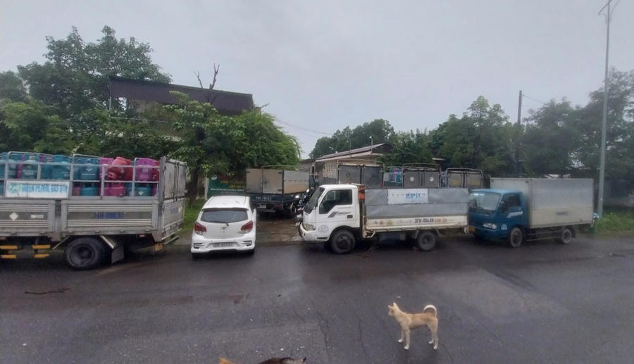 Cổng của Cty Dầu khí Quảng Trị bị chắn ngang (Ảnh chụp chiều 6/11)