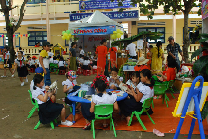 Các em học sinh chăm chú đọc sách là điều các bậc phụ huynh hết sức hài lòng.