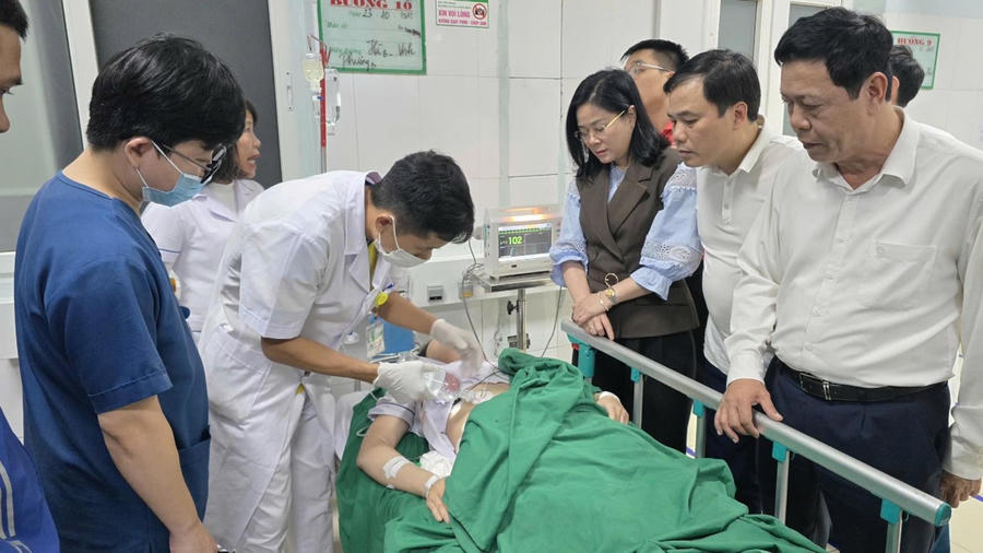 Lãnh đạo Sở Y tế Nghệ An thăm hỏi các nạn nhân.