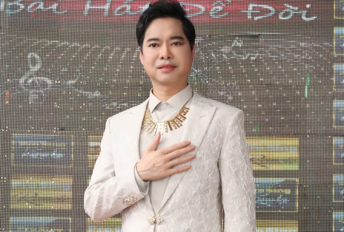 Anh từng đảm nhiệm vai trò giáo viên ngoại ngữ đồng thời là leader cho một câu lạc bộ về ngoại ngữ tại trường Đại học Mở (97 Võ Văn Tần, Q.3, TP.HCM) hồi năm 1993, dù cho trước đó Ngọc Sơn tốt nghiệp nhạc viện.