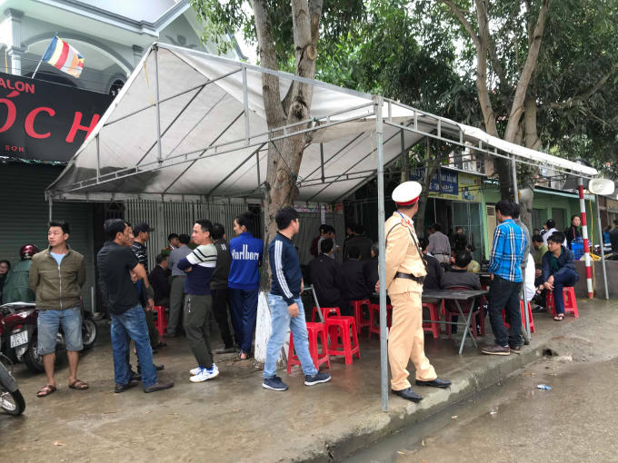 Hiện lực lượng chức năng đang khám nghiệm hiện trường tiến hành điều tra làm rõ nguyên nhân vụ việc.