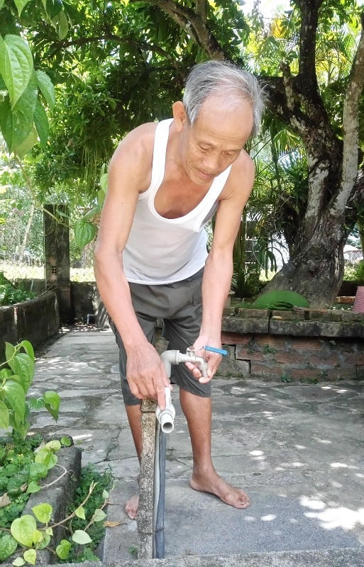 Mỗi ngày, ông Hà Văn Y đều mở vòi với hy vọng có nước sạch, nhưng không có nước.