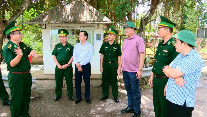Đoàn công tác khảo sát thực tế tại Trạm kiểm soát Biên phòng kênh 28, Đồn Biên phòng Bến Phố. Ảnh: Luận Quân Phương