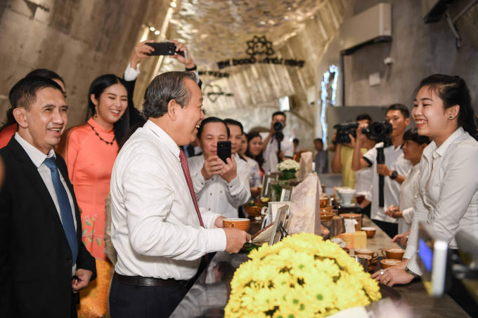 Hoa hậu, Á hậu đón Phó Thủ tướng thường trực Trương Hòa Bình tại Bảo tàng thế giới cà phê