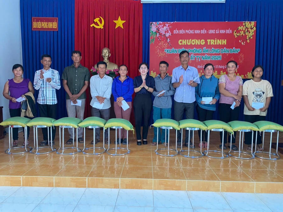 Bà Lâm Thị Kim Chi - Phó Chánh VP Đoàn ĐBQH và HĐND tỉnh tặng quà cho các hộ dân khó khăn trên địa bàn.