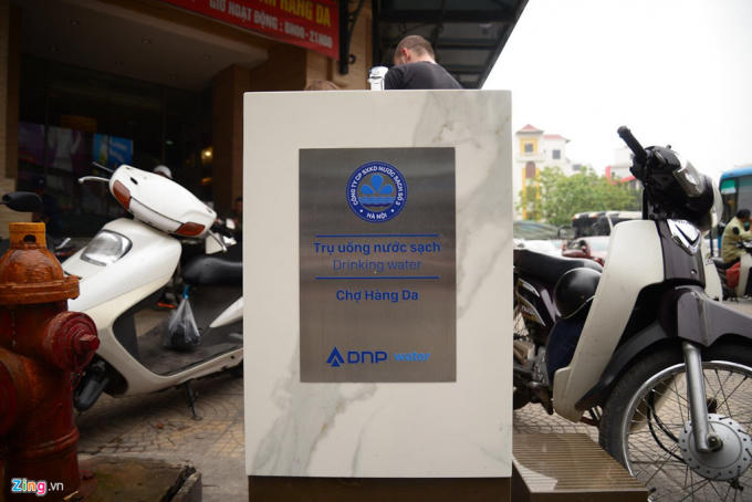 Ở khu vực này có rất nhiều khách du lịch nước ngoài qua lại, nhiều người nán lại để uống nước từ trụ nước này. Nhưng trụ nước này không hoạt động. Anh Mick Pennywise, khách du lịch Anh cho biết anh thấy ngạc nhiên vì trụ nước trông đẹp thế này lại không có nước.