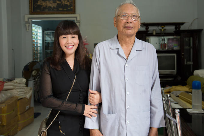 Hoa hậu Hằng Nguyễn bên bác Tám Lăng.