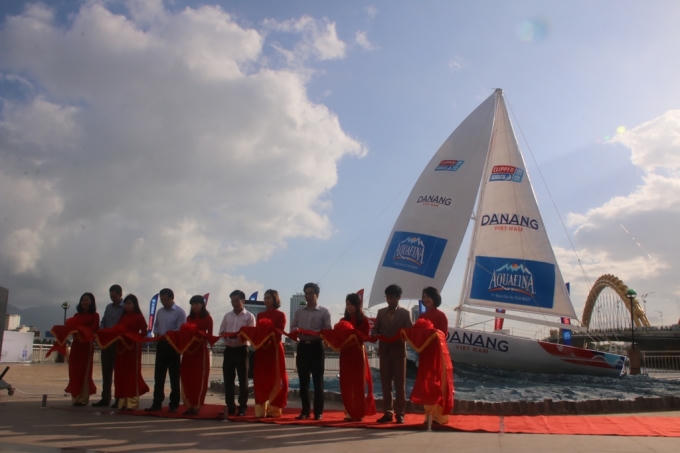 Lễ cắt băng đặt mô hình thuyền buồm