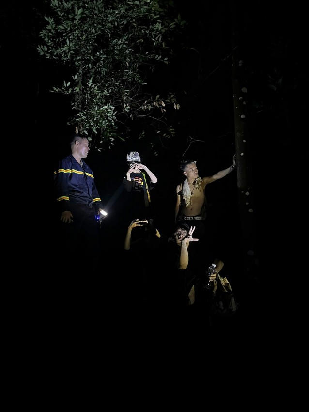 Lực lượng chức năng tiếp cận hiện trường đưa người gặp nạn lên an toàn.