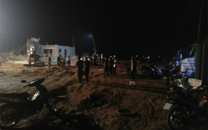 Cho đến 20h cùng ngày, nhà chức trách địa phương vẫn đang thực hiện việc đào bới đống đổ nát để tìm kiếm những nạn nhân khác.