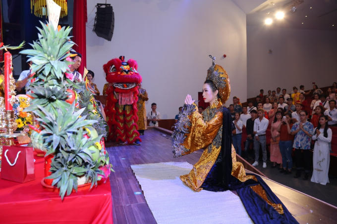 Trịnh Kim Chi tất bật chuẩn bị mọi công đoạn cho giỗ Tổ sân khấu trang nghiêm