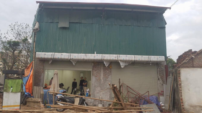 Công trình của gia đình bà Trần Thị Bé gần hoàn thiện thì chính quyền quận Nam Từ Liêm và phường Cầu Diễn lại ra quyết định cưỡng chế khiến gia đình rất bức xúc.