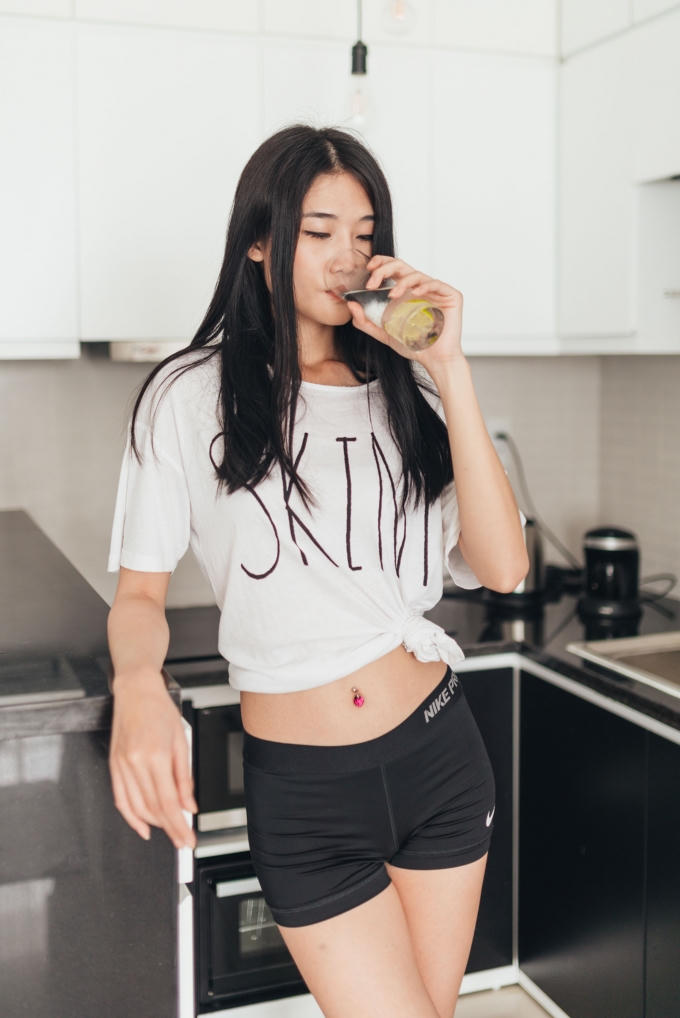 Việc đầu tiên của cô là uống một cốc nước ấm với lát chanh tươi. (Photo: Nghĩa Ngô)