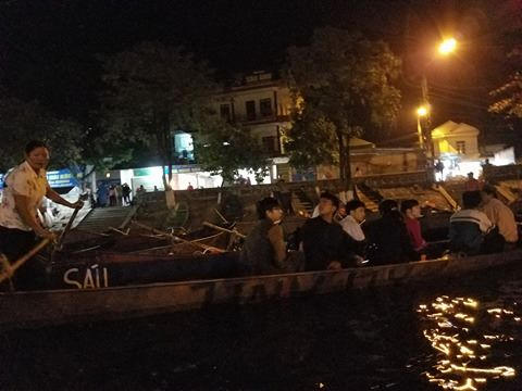 Hầu hết các chuyến đò chở khách trên suối Yến không thấy có áo phao...