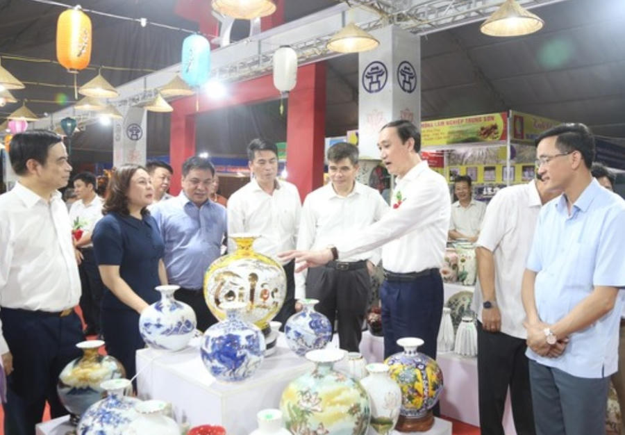 Phó Bí thư thường trực tỉnh ủy Phùng Khánh Tài cùng các đại biểu tham quan một số gian hàng. Ảnh Báo Phú Thọ