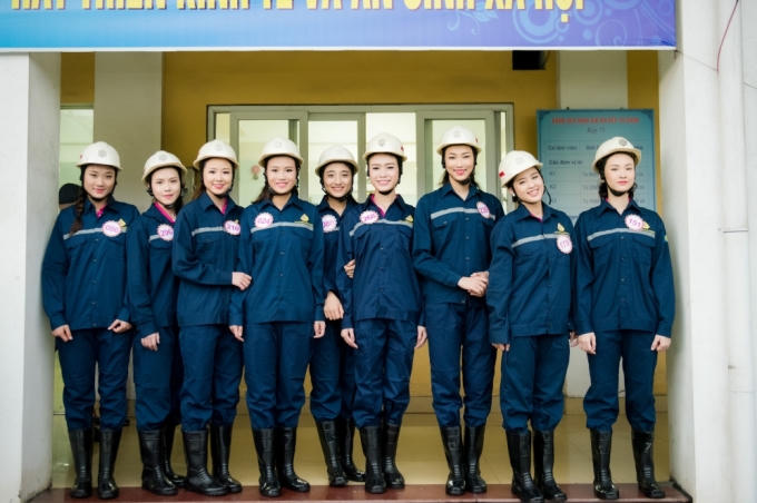 Các thí sinh Hoa hậu Việt Nam trong trang phục bảo hộ đi thăm quan hầm mỏ.