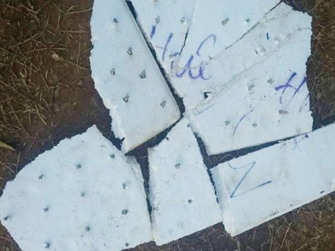 Đinh được gắn chi chít trên xốp.